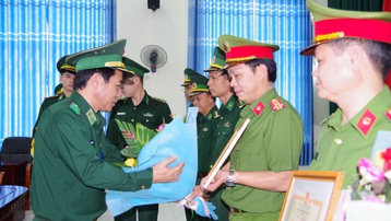 Trao thưởng cho lực lượng phá 2 chuyên án ma tuý lớn ở Điện Biên