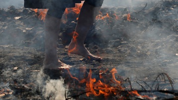 Mục sở thị nghi lễ đi chân trần trên than nóng ở Nhật Bản