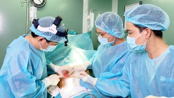 Nữ bệnh nhân nhiễm trùng nặng vì miếng gạc y tế bị quên trong khoang ngực