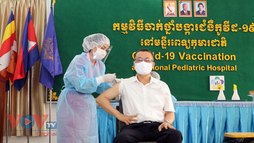 Campuchia tổ chức tiêm vaccine Covid-19 cho cán bộ ngoại giao Việt Nam