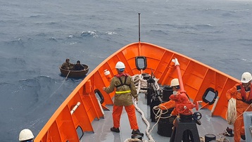 Cứu 2 thuyền viên trên tàu cá bị chìm ở vùng biển tỉnh Quảng Nam