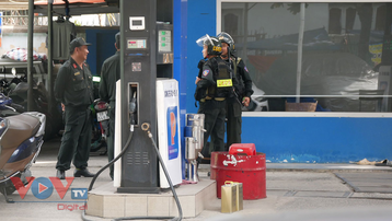 Rất đông cảnh sát đang phong tỏa một cửa hàng xăng dầu ở TPHCM