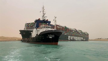 Tàu chở hàng mất lái mắc kẹt, kênh đào Suez bị tắc nghẹn
