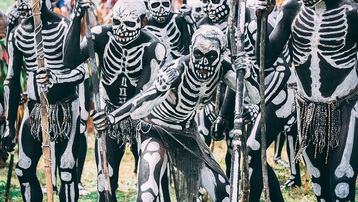 Bộ tộc kỳ quái với những ‘bộ xương’ di động, sống biệt lập giữa núi rừng