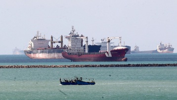 Tiến độ giải cứu tàu mắc cạn ở kênh đào Suez: Chuẩn bị phương án giảm tải trọng cho tàu
