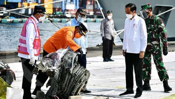 Indonesia tìm thấy phần còn lại của hộp đen máy bay SJ 182 rơi xuống biển