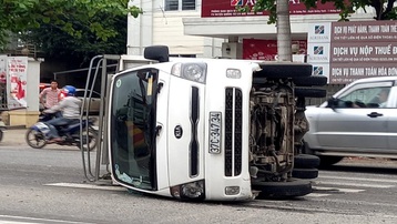 Quảng Bình: Xe ô tô đâm vào nhà dân sau tai nạn liên hoàn