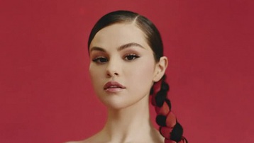 Hé lộ album mới, Selena Gomez tranh thủ khoe nhan sắc xinh đẹp rạng ngời