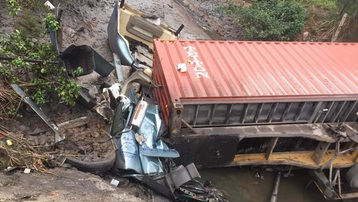 Quảng Ninh: Xe container lao xuống mương nước, tài xế tử vong trong ca bin