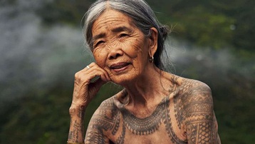 Cụ bà xăm hình thủ công già nhất thế giới ở Philippines
