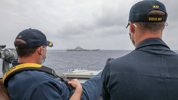 Lộ ảnh tàu chiến Mỹ bám sát tàu sân bay Trung Quốc