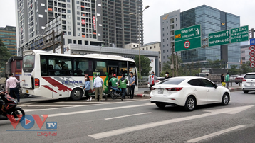 Hà Nội: Xe khách, xe ôm ngang nhiên đón trả khách tại đường Vành đai 3 trên cao