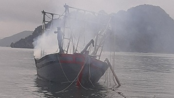 Nổ bình gas trên tàu đánh bắt hải sản, 3 anh em bị bỏng nặng