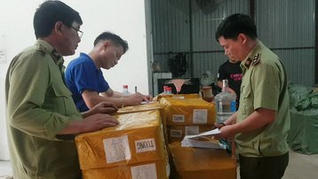Hà Nội: Thu giữ gần 14.000 lọ tinh dầu thuốc lá điện tử