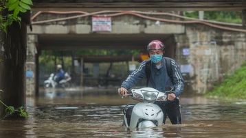 Đại lộ Thăng Long ngập sâu, nhiều phương tiện chết máy