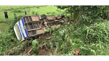 Quảng Ninh: Va chạm giao thông làm 39 người trên xe ô tô lao xuống ruộng, 1 người tử vong