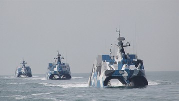 Tàu chiến Trung Quốc neo đậu trái phép ở Đá Vành Khăn