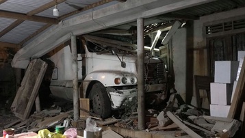 Quảng Trị: Xe container lao vào nhà dân trong đêm