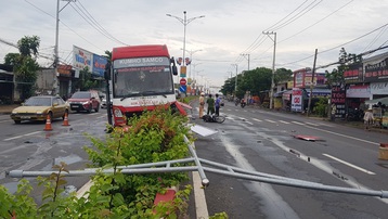 Xe khách va chạm với xe máy tại Bình Phước, hàng chục hành khách hoảng loạn
