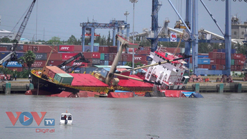 TPHCM đang cứu hộ tàu hàng nước ngoài lật nghiêng, nhiều container rơi xuống sông