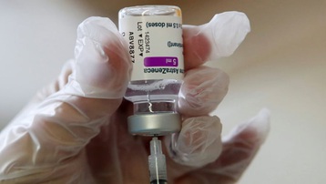 Vaccine AstraZeneca tiếp tục gây tranh cãi tại châu Âu với nghi ngờ gây đông máu