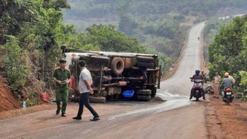Lật xe chở nông sản khiến 1 người tử vong ở Gia Lai