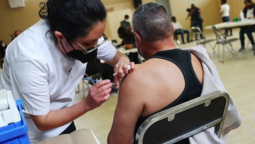 Cải trang thành người già để được tiêm vaccine COVID-19 tại Mexico