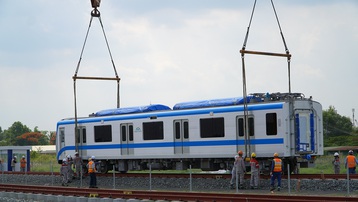 TPHCM: Đoàn tàu metro 1 được lắp đặt lên đường ray tại depot Long Bình