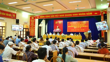 Đồng chí Nguyễn Văn Tùng, Chủ tịch UBND thành phố cùng các ứng cử viên đại biểu HĐND thành phố tiếp xúc cử tri tại huyện Cát Hải