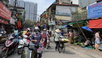 Nhiều chợ cóc tại Hà Nội tái hoạt động khi không có lực lượng chức năng