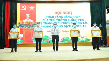 Hà Nội: Trao bằng khen của Thủ tướng cho tập thể, cá nhân xuất sắc trong phòng, chống dịch