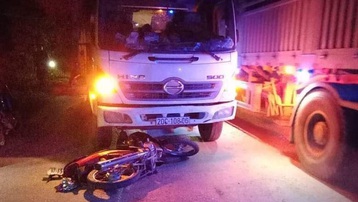 Bắc Kạn: Mô tô đấu đầu xe tải khiến 1 người tử vong