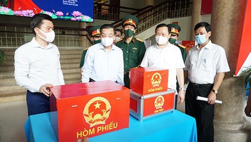 Chủ tịch UBND TP Hà Nội Chu Ngọc Anh kiểm tra công tác chuẩn bị bầu cử tại quận Đống Đa