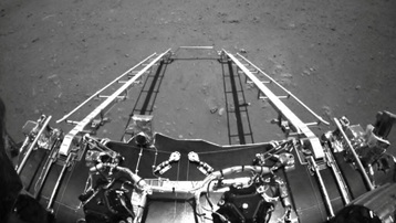 Tàu thăm dò của Trung Quốc gửi về những bức ảnh đầu tiên từ Sao Hỏa