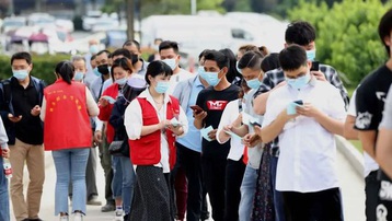 Dịch cộng đồng trở lại, người Trung Quốc đổ xô đi tiêm vaccine