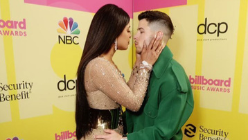 Vợ chồng Nick Jonas và dàn sao dự thảm đỏ Billboard Music Awards 2021