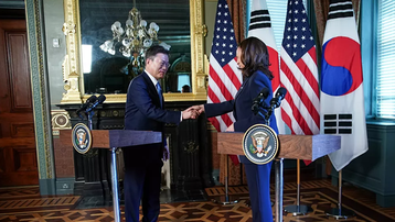 Phó Tổng thống Mỹ bị chỉ trích sau khi bắt tay Tổng thống Hàn Quốc