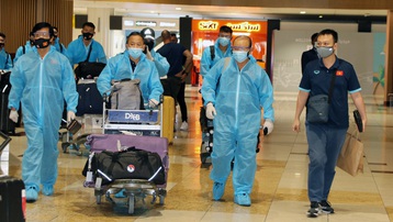 Vì sao trợ lý ĐT Việt Nam bị giữ lại tại sân bay UAE trong 15 phút?