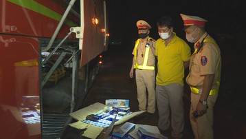 Đắk Lắk: Vận chuyển gần 3 tạ quần áo mới và 1.200 bao thuốc lá lậu, tài xế bị xử lý