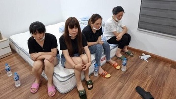 Cảnh sát phá cửa, bắt quả tang nhóm người Trung Quốc nhập cảnh 'chui' ở Hà Nội