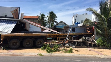 Xe đầu kéo tông sập nhà dân ở Bình Thuận