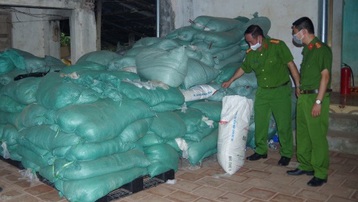 Thái Nguyên: Thu giữ hơn 13 tấn rác thải là găng tay y tế đã qua sử dụng