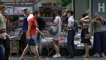 Tổng biên tập Apple Daily bị bắt, dân Hong Kong đổ xô đi mua báo