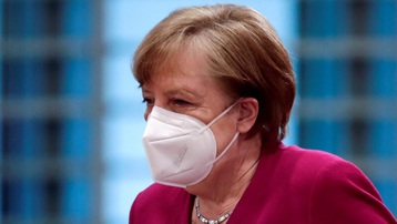 Thủ tướng Đức Merkel tiêm hai loại vaccine khác nhau