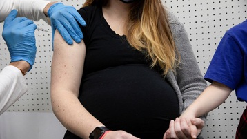 Mỹ nghiên cứu mức độ an toàn của vaccine COVID-19 với thai phụ và sản phụ