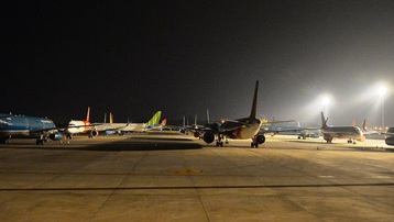 Sân bay Nội Bài đóng cửa đường lăn để dành chỗ cho tàu bay đỗ qua đêm  