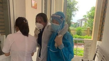 Nữ nhân viên y tế ngất xỉu khi lấy mẫu xét nghiệm trong vùng dịch ở Hà Tĩnh
