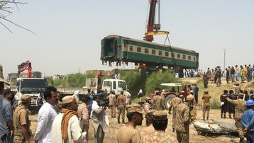 Vụ tai nạn đường sắt tại Pakistan: Số người thiệt mạng tiếp tục tăng