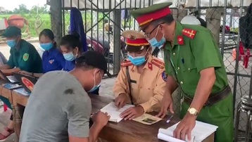 Thừa Thiên - Huế: Phát hiện 8 người trốn trong thùng xe tải tránh khai báo y tế