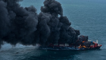 Cháy tàu chở 109 người ngoài khơi Indonesia